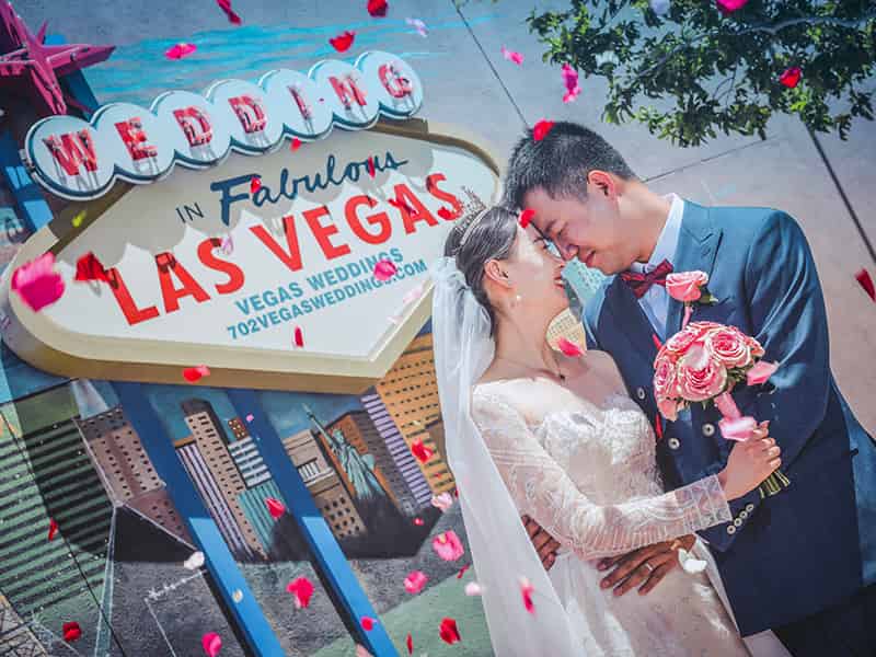 Wedding couple in front of Vegas Weddings