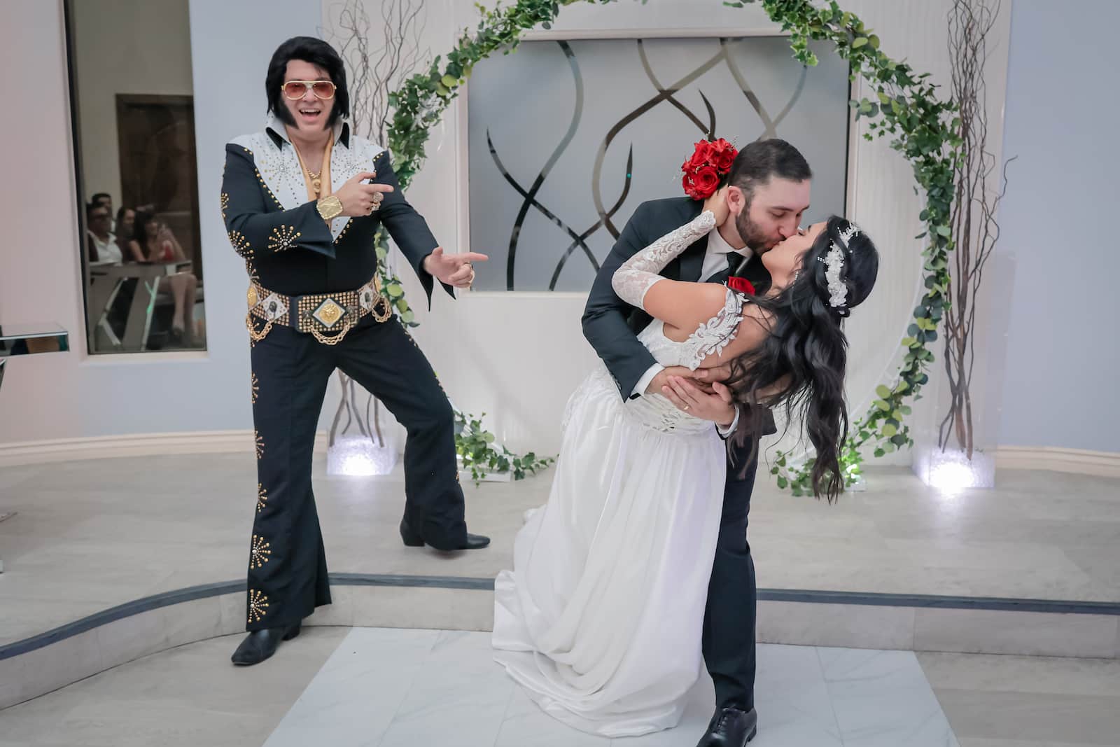 Elvis sings and officiates at a wedding in Vegas