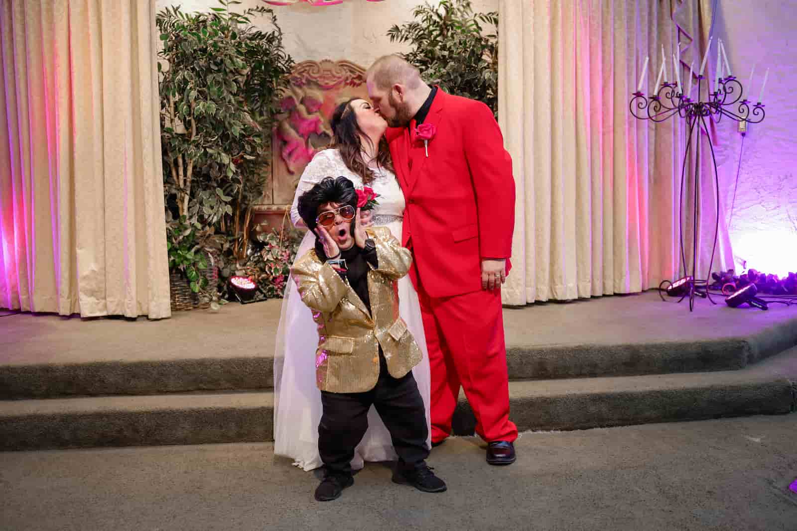 Elvis performs at a wedding in vegas