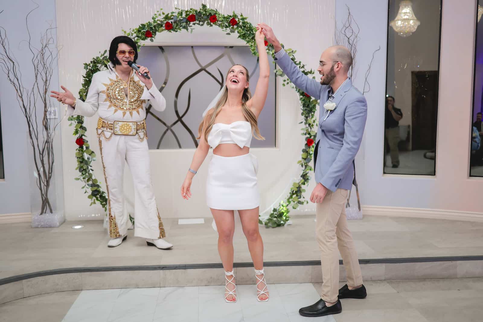 Elvis sings at a wedding in Vegas