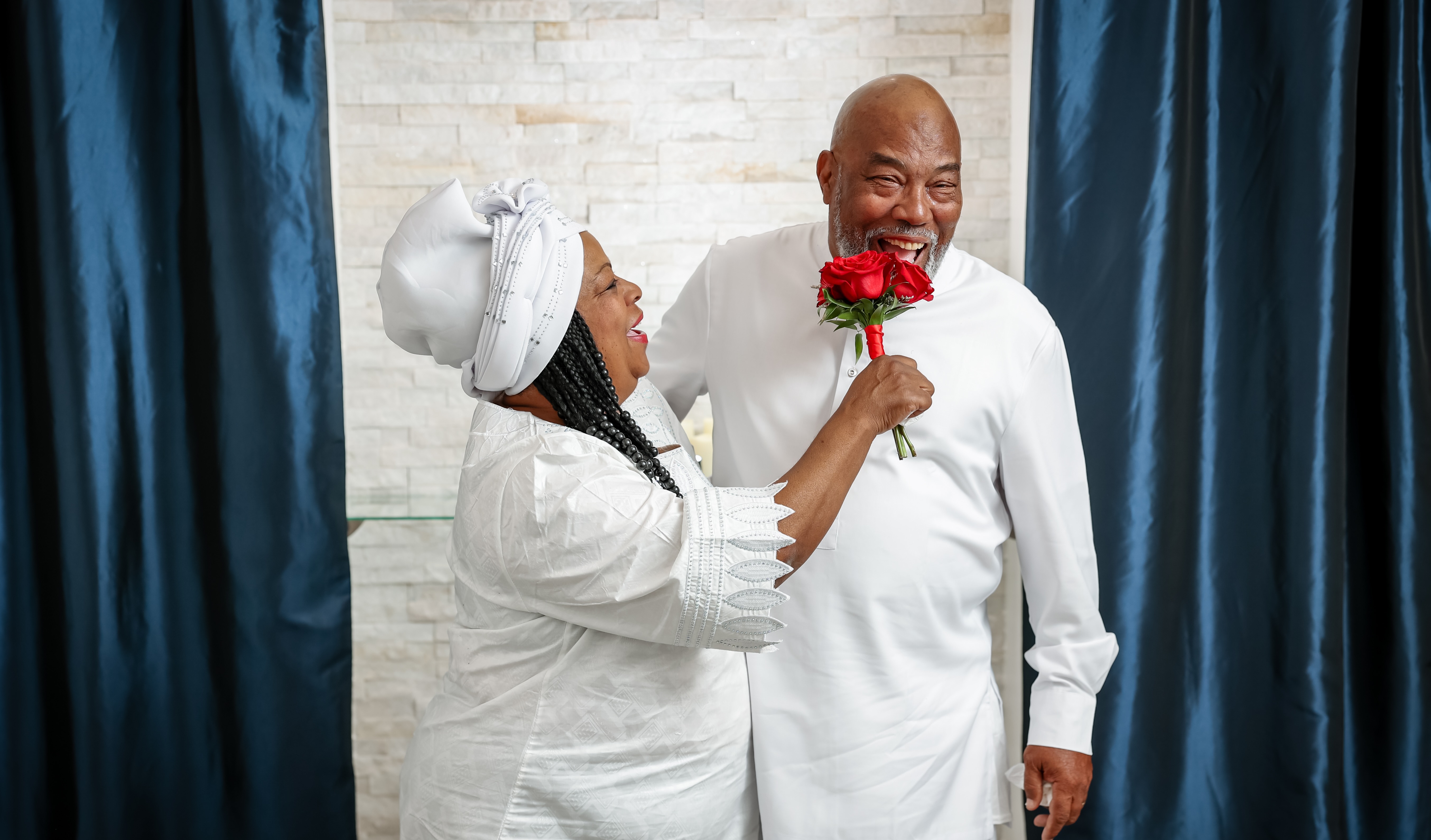 Married couple kissing their child on their vow renewal ceremony in Vegas