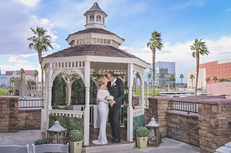 An outdoor renewal of vows ceremony in Las Vegas